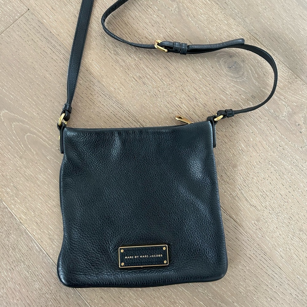 Marc by Marc jacobs leather purse in good shape some wear in hardware